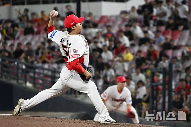 [광주=뉴시스] 박기웅 기자 = 4일 오후 광주 북구 광주-기아챔피언스필드에서 열린 2024 신한 SOL뱅크 KBO리그 KIA 타이거즈 대 한화 이글스의 경기, 6회초 KIA 투수 김기훈이 투구하고 있다. 2024.09.04. pboxer@newsis.com