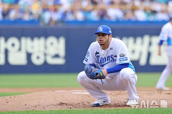 [서울=뉴시스] 프로야구 삼성 라이온즈 아리엘 후라도가 10일 대구 삼성라이온즈파크에서 열린 2025 신한 쏠뱅크 KBO리그 LG 트윈스와의 경기에 선발 등판해 숨을 고르고 있다. (사진=삼성 라이온즈 제공) 2025.05.10.