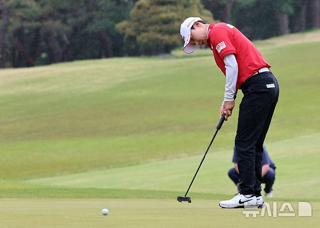 [고양=뉴시스] 전진환 기자 = 아람코 코리아 챔피언십 1라운드 경기가 열린 지난 9일 경기도 고양시 뉴코리아 컨트리클럽에서 김효주가 1번홀 퍼팅을 하고 있다. 2025.05.09.  amin2@newsis.com