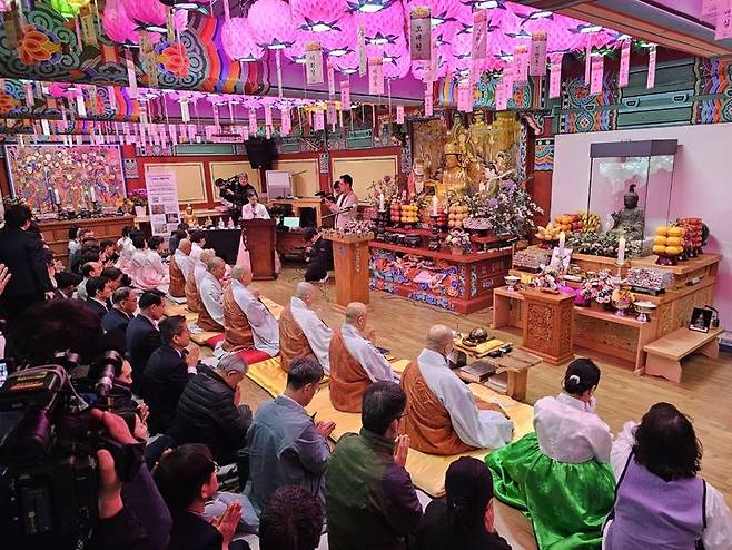 [서산=뉴시스] 김덕진 기자=10일 충남 서산 부석사 설법전에서 금동관세음보살좌상 봉송법회가 열리고 있다. 2025.05.10. spark@newsis.com *재판매 및 DB 금지