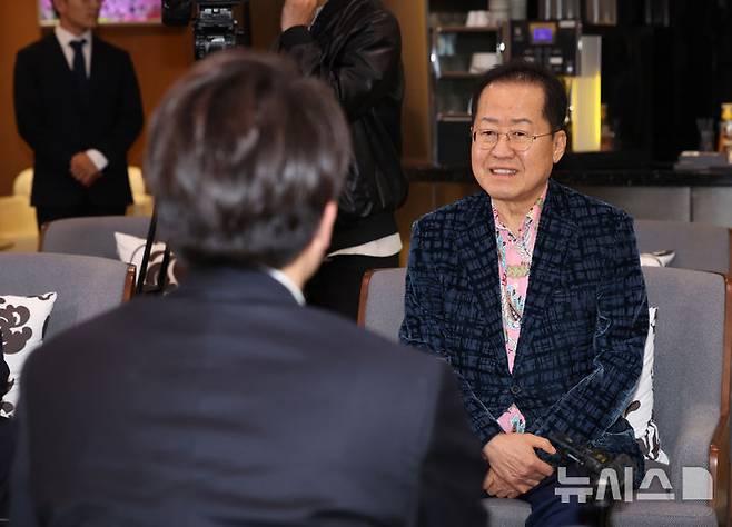 [인천공항=뉴시스] 이영환 기자 = 홍준표 전 대구시장이 10일 오후 인천국제공항 제1여객터미널에서 미국 출국을 앞두고 배웅온 이준석 개혁신당 대선후보와 대화를 하고 있다. 2025.05.10. 20hwan@newsis.com