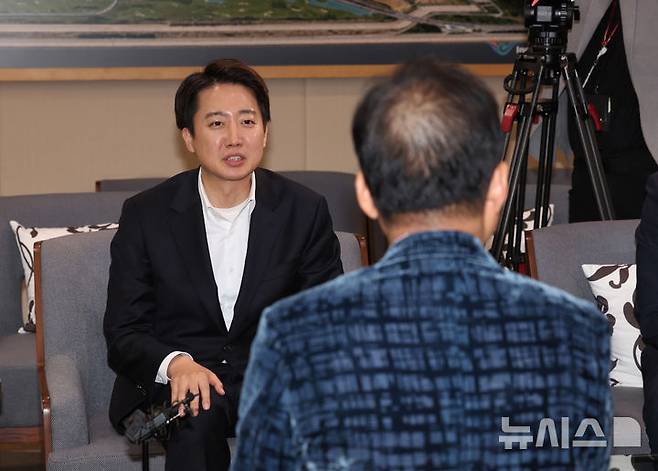 [인천공항=뉴시스] 이영환 기자 = 이준석 개혁신당 대선후보가 10일 오후 인천국제공항 제1여객터미널을 통해 미국으로 출국하는 홍준표 전 대구시장과 대화를 나누고 있다. 2025.05.10. 20hwan@newsis.com