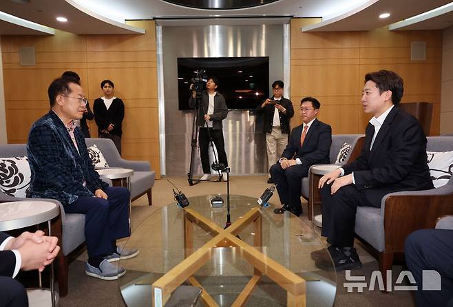 [인천공항=뉴시스] 이영환 기자 = 홍준표 전 대구시장이 10일 오후 인천국제공항 제1여객터미널에서 미국 출국을 앞두고 배웅온 이준석 개혁신당 대선후보와 대화를 하고 있다. 2025.05.10. 20hwan@newsis.com