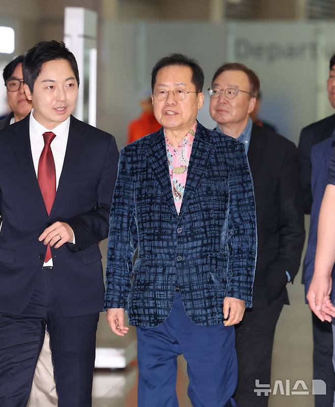 [인천공항=뉴시스] 이영환 기자 = 홍준표 전 대구시장이 10일 오후 인천국제공항 제1여객터미널을 통해 미국으로 출국하고 있다. 2025.05.10. 20hwan@newsis.com