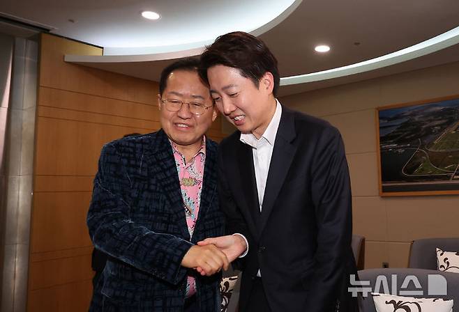 [인천공항=뉴시스] 이영환 기자 = 홍준표 전 대구시장이 10일 오후 인천국제공항 제1여객터미널에서 미국 출국을 앞두고 배웅온 이준석 개혁신당 대선후보와 악수를 나누고 있다. 2025.05.10. 20hwan@newsis.com