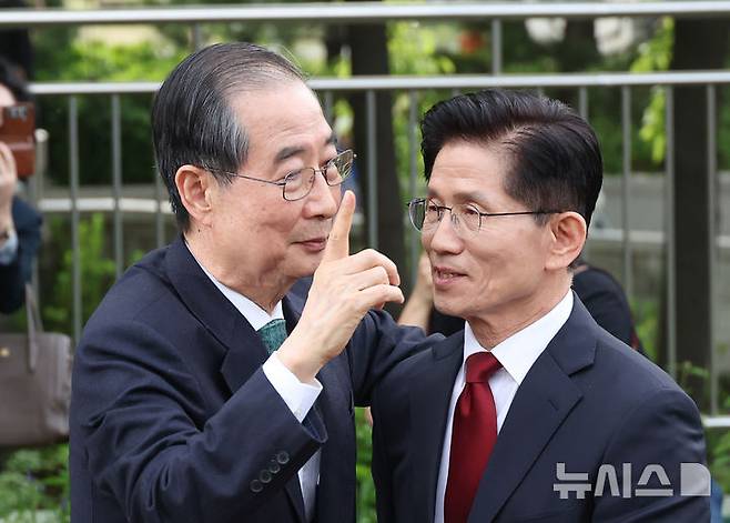 [서울=뉴시스] 조성우 기자 = 김문수 국민의힘 대선 후보와 한덕수 무소속 대선 후보가 8일 서울 국회 사랑재에 위치한 커피숍에서 회동을 마친 후 인사를 하고 있다. 2025.05.08. photo@newsis.com