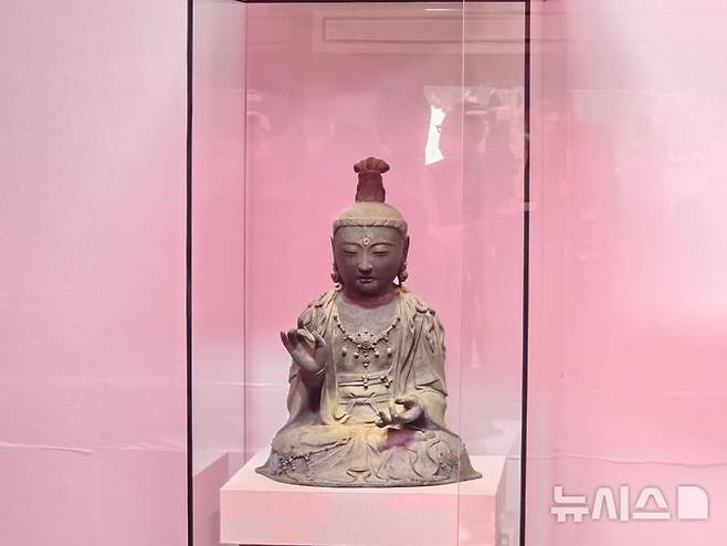 [서산=뉴시스] 김덕진 기자=647년 만에 고향집으로 돌아온 충남 서산 부석사 금동관세음보살좌상이 10일 설법전 투명 보안상자에 안치돼 있다. 2025.05.10. spark@newsis.com