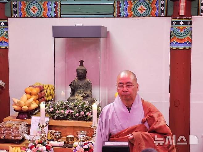 [서산=뉴시스] 김덕진 기자=충남 서산 부석사 원우 주지스님이 10일 부석사 설법전에서 금동관세음보살좌상 일본 반환 관련 언론 인터뷰를 하고 있다. 2025.05.10. spark@newsis.com