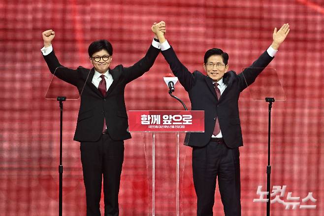 3일 경기도 일산 킨텍스에서 열린 국민의힘 제21대 대통령 선거 후보 선출을 위한 제5차 전당대회에서 대선 후보로 선출된 김문수 대선 후보가 함께 경선을 치른 한동훈 후보와 함께 손을 들어보이고 있다. 윤창원 기자