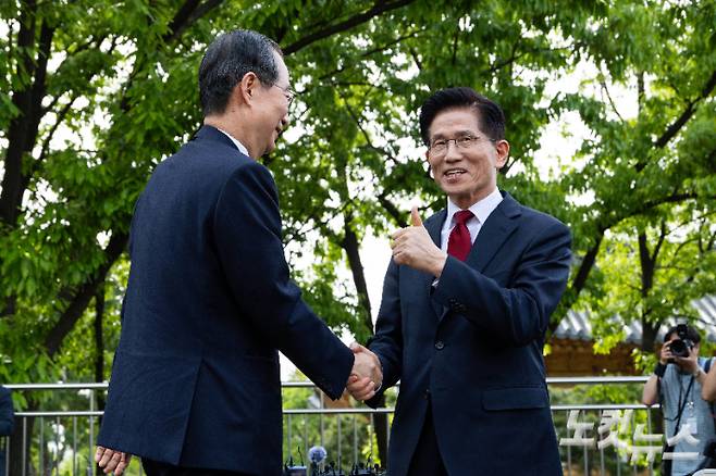 8일 오후 국민의힘 김문수 대선 후보와 한덕수 예비후보가 국회 사랑재 카페에서 공개회동을 하고 있다. 황진환 기자