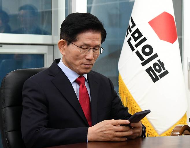 국민의힘 김문수 대선후보가 10일 오전 서울 여의도 선거캠프에서 기자회견 후 중앙당사에 마련된 대통령후보실에 앉아 캠프관계자들과 대책회의를 하고 있다. 황진환 기자