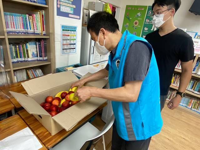 서울 가락시장이 ‘얘들아 과일 먹자’ 사업을 통해 서울시 소재 지역아동센터에 전달한 제철과일을 관계자가 소분하고 있다. 희망나눔마켓