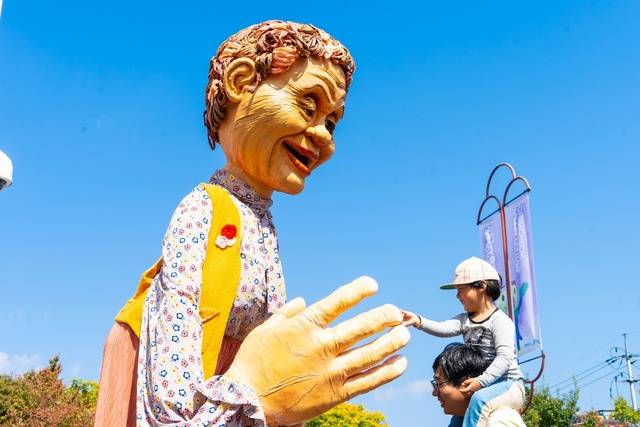 2018년 열린 ‘춘천인형극제’에 조성된 대형 인형 구조물. 춘천인형극제 홈페이지