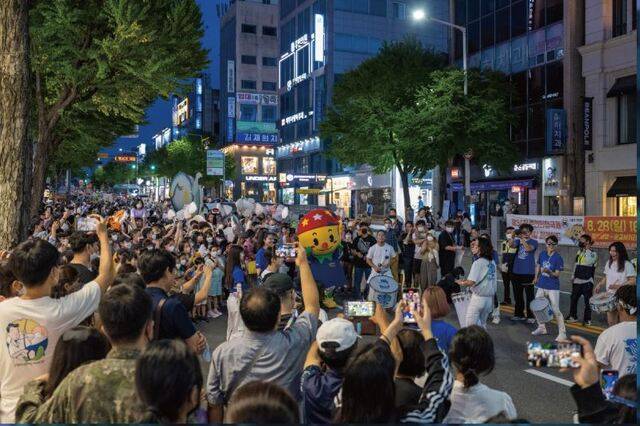 춘천인형극제 퍼레이드를 즐기는 시민들 모습. 춘천인형극제 홈페이지