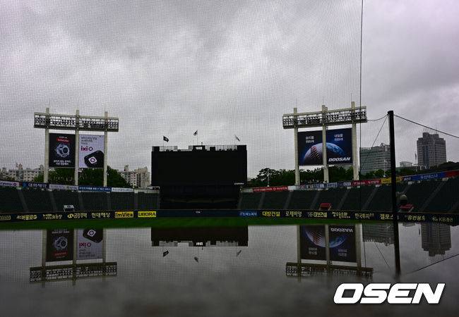 [OSEN=잠실, 지형준 기자] 9일 서울 잠실구장에서 2025 신한 SOL Bank KBO리그 두산 베어스와 NC 다이노스의 경기가 열린다.오전부터 전국적으로 비가 내리는 가운데 잠실구장도 마찬가지. 오늘 경기가 취소되면 내일(10일) 더블헤더로 진행될 예정이다.비가 내리는 잠실야구장 모습. 2025.05.09 /jpnews@osen.co.kr