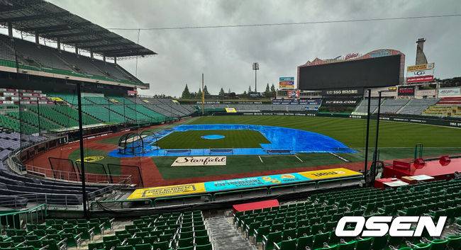 [OSEN=인천, 박준형 기자] 프로야구 인천 경기가 취소됐다.한국야구위원회(KBO)는 인천 SSG 랜더스필드에서 열릴 예정이던 2025 신한 SOL뱅크 KBO리그 SSG 랜더스-KIA 타이거즈전이 우천 취소됐다고 밝혔다. 비 내리는 인천 SSG랜더스필드.  2025.05.09 / soul1014@osen.co.kr