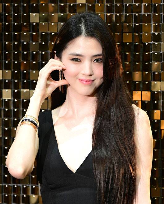 [OSEN=지형준 기자] 31일 오후 서울 성동구 성수동의 한 스튜디오에서 주얼리 브랜드 포토행사가 열렸다.이날 배우 한소희, 가수 NCT 마크, 가수 코드쿤스트, 배우 이호정, 가수 우원재, 모델 홍태준이 참석했다.한소희가 포즈를 취하고 있다. 2024.05.31 / jpnews@osen.co.kr