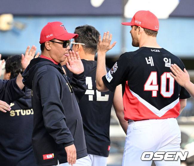 [OSEN=잠실, 이대선 기자] 챔피언이 드디어 깨어난다. 프로야구 KIA 타이거즈는 20일 서울 잠실구장에서 열린 2025 신한 SOL뱅크 KBO리그 두산 베어스와의 시즌 3차전에서 6-2로 승리했다. KIA는 2연승을 달리며 주중 KT 위즈 3연전에 이어 2연속 위닝시리즈에 성공했다. 시즌 11승 12패. 반면 2연패에 빠진 두산은 9승 13패가 됐다. 경기 종료 후 KIA 이범호 감독이 네일과 승리의 기쁨을 나누고 있다. 2025.04.20 /sunday@osen.co.kr