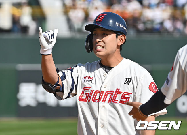 [OSEN=부산, 이석우 기자] 4일 부산 사직야구장에서 2025 신한 SOL 뱅크 KBO 리그 롯데 자이언츠와 NC 다이노스의 경기가 열렸다. 홈팀 롯데는 반즈, 방문팀 NC는 김녹원이 선발 출전했다.롯데 자이언츠 황성빈이 4회말 1사 1,2루 중견수 오른쪽 안타를 치고 세리머니를 하고 있다. 2025.05.04 / foto0307@osen.co.kr