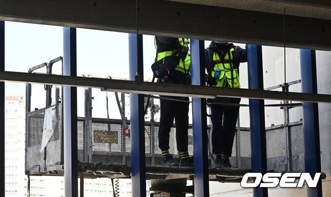 [OSEN=창원, 이석우 기자] 지난달 29일 LG 트윈스와 NC 다이노스와의 경기 중 3루 내야석 매점 부근 약 4층 높이에 있던 알루미늄 '루버'가 떨어져 관중이 사망하는 사고가 발생했다. 해당 사고의 여파로 지난 30일 LG와 NC의 경기는 즉각 취소됐고, 1일부터 3일까지 열리는 SSG 랜더스와의 경기는 3연전을 모두 취소했다. 또한 피해자 애도를 위해 1일 모든 경기는 전면 취소됐다. 관계자들이 사다리차를 이용해 창원NC파크 안전 점검을 하고 있다. 2025.04.01 / foto0307@osen.co.kr