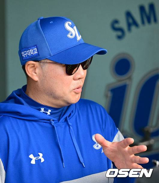 [OSEN=대구, 김성락 기자] 2일 대구 삼성라이온즈파크에서 '2025 신한 SOL Bank KBO리그' 삼성 라이온즈와 두산 베어스의 경기가 열렸다. 홈팀 삼성은 후라도, 두산은 잭로그를 선발로 내세웠다. 경기 시작에 앞서 삼성 박진만 감독이 취재진과 인터뷰를 하고 있다. 2025.05.02 / ksl0919@osen.co.kr