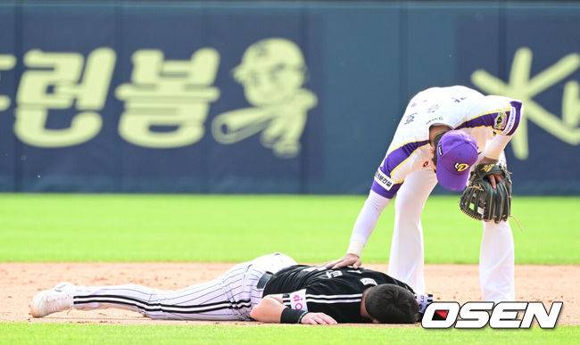 [OSEN=잠실, 최규한 기자] 6일 서울 잠실야구장에서 ‘2025 신한 SOL Bank KBO리그’ 두산 베아스와 LG 트윈스의 경기가 열렸다.이날 두산은 최원준, LG는 요니 치리노스를 선발로 내세웠다.8회초 무사 1루 상황 LG 문보경의 내야 땅볼 때 주자 오스틴이 두산 2루수 강승호와 충돌하며 넘어졌다. 오스틴의 상태를 살피며 걱정하는 강승호. 2025.05.06 / dreamer@osen.co.kr