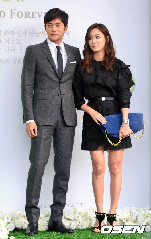 [OSEN=ÃÖ±ÔÇÑ ±âÀÚ] 10ÀÏ ¿ÀÈÄ ¼­¿ï ÇÑ³²µ¿ ±×·£µå ÇÏ¾æÆ® È£ÅÚ¿¡¼­ ¿­¸° ÀÌº´Çå ÀÌ¹ÎÁ¤ °áÈ¥½Ä¿¡ ÇÏ°´À¸·Î ¿Â ¹ÚÂùÈ£°¡ °áÈ¥½ÄÀå¿¡ µé¾î°¡°í ÀÖ´Ù.µÎ »ç¶÷Àº ÀÌ³¯ ¿ÀÈÄ 6½Ã 900¿© ÇÏ°´µéÀÇ Ãàº¹À» ¹ÞÀ¸¸ç °áÈ¥½ÄÀ» ¿Ã·È´Ù. Áö³­ÇØ 8¿ù ¿­¾Ö »ç½ÇÀ» ¹àÈù ÀÌÈÄ 1³â¸¸¿¡ °áÈ¥ °á½ÇÀ» ¸Î°Ô µÆ´Ù. ¿¹½ÄÀº ¹è¿ì ÀÌ¹ü¼ö¿Í °³±×¸Ç ½Åµ¿¿±ÀÇ »çÈ¸ ¼Ó¿¡ ÁøÇàµÇ¸ç ¿ø·Î¹è¿ì ½Å¿µ±ÕÀÌ ÁÖ·Ê¸¦ ¸Ã¾Ò´Ù. ÇÏ°´À¸·Î´Â Àåµ¿°Ç °í¼Ò¿µ ºÎºÎ¸¦ ºñ·ÔÇØ ±Ç»ó¿ì, ÃÖÁö¿ì, ±èÅÂÈñ, Á¤¿ì¼º µî Åé½ºÅ¸µéÀÌ ½ÄÀåÀ» Ã£¾Ò´Ù. ¶ÇÇÑ µÎ »ç¶÷ÀÇ ¼Ò¼Ó»çÀÎ BH¿£ÅÍÅ×ÀÎ¸ÕÆ® ¼Ò¼Ó ¹è¿ì ÇÑÈ¿ÁÖ, ¹è¼öºó, ÇÑ°¡ÀÎ µî°ú MS¿£ÅÍÅ×ÀÎ¸ÕÆ® ¼Õ¿¹Áø, ¹®Ã¤¿ø µîµµ ½ÄÀåÀ» ¹æ¹®ÇØ µÎ »ç¶÷ÀÇ ¾Õ³¯À» Ãàº¹Çß´Ù. ÀÌµé ¿Ü¿¡µµ Á¤Àç°è ÀÎ»çµéÀÇ ¹ß°ÉÀ½ ¶ÇÇÑ ÀÌ¾îÁú Àü¸ÁÀÌ¸ç, ÇÒ¸®¿ìµå ½ºÅ¸µéÀÇ ±ôÂ¦ ¹æÇÑ ¿ª½Ã ±â´ëµÇ´Â »óÈ²ÀÌ´Ù. µÎ »ç¶÷Àº ¿¹½ÄÀ» ¸¶Ä£ µÚ ¸ôµðºê·Î ½ÅÈ¥¿©ÇàÀ» ¶°³ª¸ç, ÀÌÈÄ °ð¹Ù·Î ÀÏ¿¡ ¸ÅÁøÇÑ´Ù´Â °èÈ¹ÀÌ´Ù. ÀÌº´ÇåÀº ¿µÈ­ ¡®Çù³à:Ä®ÀÇ ±â¾ï¡¯¿¡, ÀÌ¹ÎÁ¤Àº º¹±Í¸¦ À§ÇØ Â÷±âÀÛ ¹°»ö¿¡ Àü³äÇÑ´Ù./dreamer@osen.co.kr