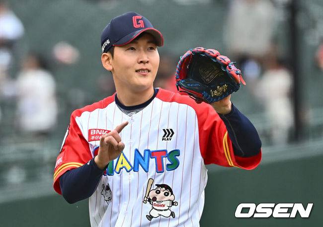 [OSEN=부산, 이석우 기자] 21일 부산 사직구장에서 2024 신한 SOL 뱅크 KBO 리그 롯데 자이언츠와 KT 위즈의 더블헤더 1차전 경기가 열렸다. 전날 취소된 경기 더블헤더 1차전에 롯데는 윌커슨을 KT는 쿠에바스를 선발로 내세웠다.롯데 자이언츠 최준용이 미소짓고 있다. 2024.04.21 / foto0307@osen.co.kr