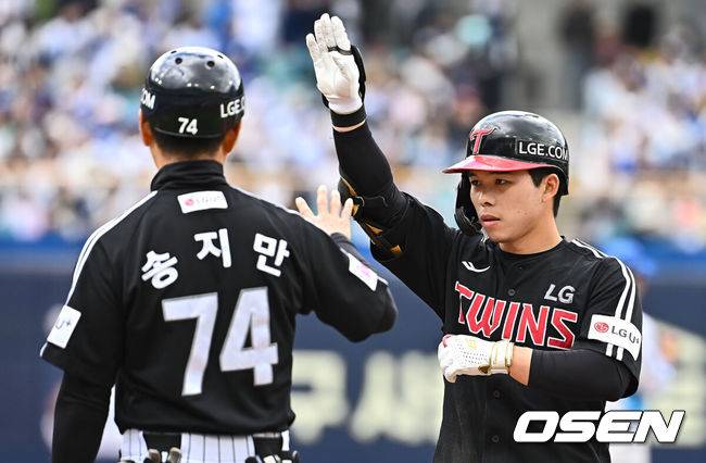 [OSEN=대구, 이석우 기자] 10일 대구삼성라이온즈파크에서 2025 신한 SOL 뱅크 KBO 리그 삼성 라이온즈와 LG 트윈스의 경기가 열렸다. 홈팀 삼성은 후라도가, 방문팀 LG는 손주영이 선발 출전했다. LG 트윈스 문성주가 8회초 1사 중견수 앞 안타를 치고 세리머니를 하고 있다. 2025.05.10 / foto0307@osen.co.kr