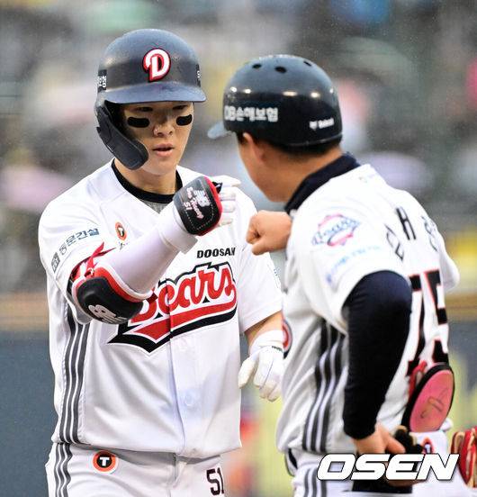 [OSEN=잠실, 지형준 기자] 19일 오후 서울 잠실구장에서 2025 신한 SOL뱅크 KBO리그 두산 베어스와 KIA 타이거즈의 경기가 열렸다.이날 두산은 최원준, KIA는 아담 올러를 선발로 내세웠다.4회말 2사 2루에서 두산 조수행이 1타점 적시타를 날리며 기뻐하고 있다. 2025.04.19 / jpnews@osen.co.kr