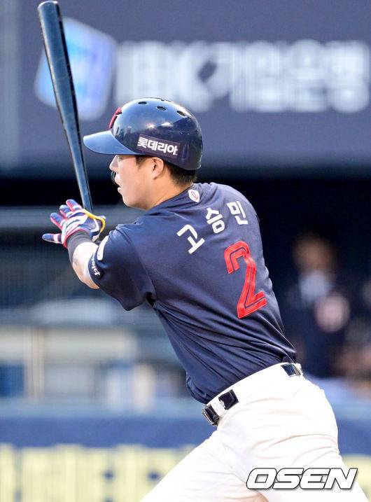 [OSEN=잠실, 김성락 기자] 25일 오후 서울 잠실야구장에서 ‘2025 신한 SOL Bank KBO리그’ 두산 베어스와 롯데 자이언츠의 경기가 열렸다.홈팀 두산은 최원준, 원정팀 롯데는 데이비슨을 선발로 내세웠다. 2회초 2사 만루 롯데 고승민이 1타점 내야안타를 날리고 있다.  2025.04.25/ ksl0919@osen.co.kr