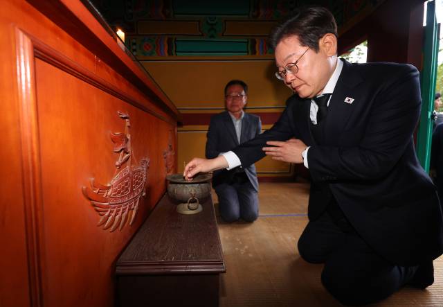 ▲영남 신라벨트 골목골목 경청투어에 나선 더불어민주당 이재명 대선 후보가 10일 경남 남해군 설천면 충렬사를 찾아 이순신 장군 사당에서 참배하고 있다. ⓒ연합뉴스