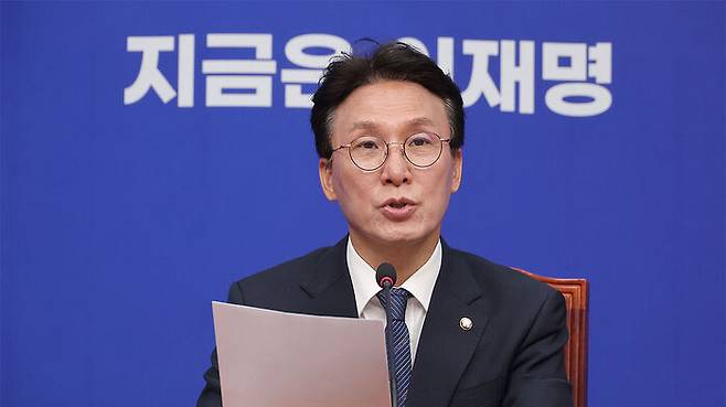 더불어민주당 김민석 상임공동선거대책위원장이 4일 국회에서 열린 기자간담회에서 발언하고 있다.