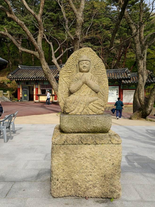 수덕사 선 미술관 입구 작품.