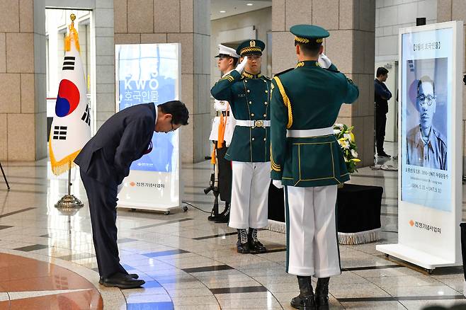 백승주 전쟁기념사업회장이 지난 8일 서울 용산 전쟁기념관에서 열린 ‘5월의 호국 인물’ 현양 행사에서 오광선(1896∼1967)의 영정 앞에 헌화한 뒤 고개를 숙인&nbsp;채 묵념하고 있다.&nbsp;전쟁기념사업회 제공