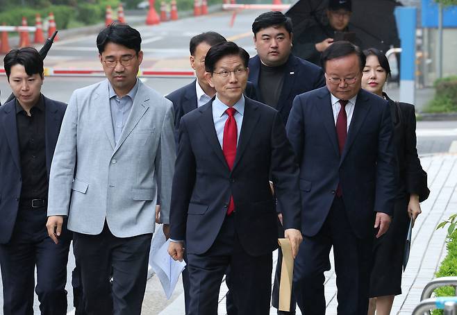 국민의힘으로부터 대통령선거 후보 자격이 취소된 김문수 후보가 10일 오후 서울 양천구 남부지방법원에서 열린 후보 선출취소 효력정지 가처분 심문기일에 출석하고 있다. 뉴스1