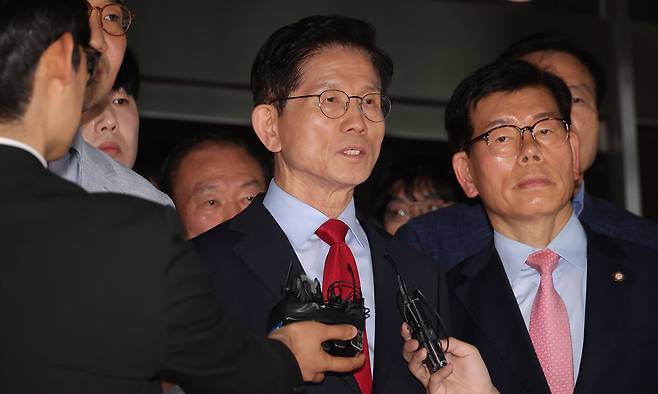 국민의힘 김문수 대선 후보가 10일 서울 양천구 서울남부지방법원에서 열린 당의 후보 선출 취소 가처분신청 사건 심문 기일에 출석한 뒤 법정을 나서며 발언하고 있다. 연합뉴스