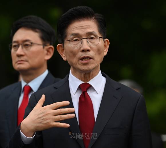 김문수 국민의힘 대선 후보가 8일 오후 서울 여의도 국회 강변서재에서 한덕수 무소속 대선 예비후보와 단일화 관련 회동을 마친 뒤 언론 브리핑을 하고 있다..2025.58홍윤기 기자