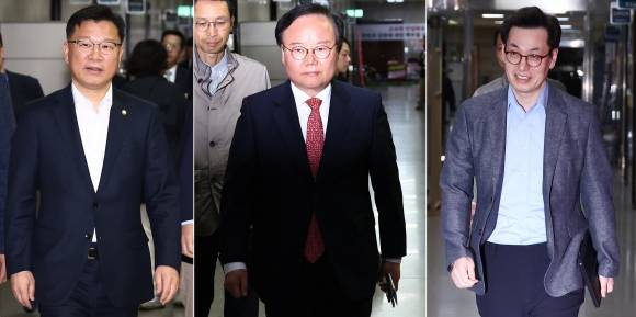 김문수·한덕수 후보 단일화 협상 재개 - 이양수 국민의힘 사무총장(왼쪽부터)과 김문수 후보 대리인인 김재원 비서실장, 한덕수 후보 대리인인 손영택 전 국무총리 비서실장이 9일 서울 여의도 국회에서 김문수 후보와 한덕수 예비후보 대리인단과의 단일화 협상 회동에 참석하고 있다. 뉴스1