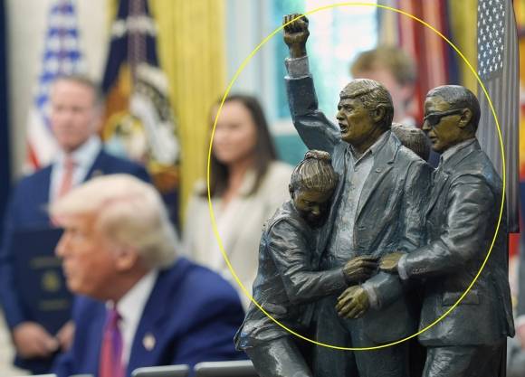 백악관의 대통령 공식 집무실인 오벌 오피스에 자리 잡은 트럼프 조각상. AP 연합뉴스