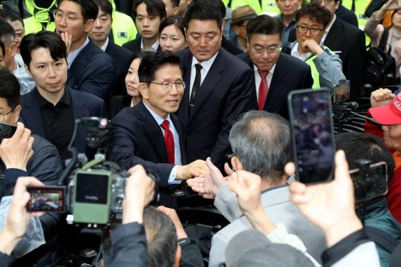 당사 앞 지지자들 만나는 김문수 후보 - 국민의힘 김문수 대선 후보가 10일 서울 여의도 국민의힘 중앙당사 앞 지지자들을 만나 인사하고 있다.  연합뉴스