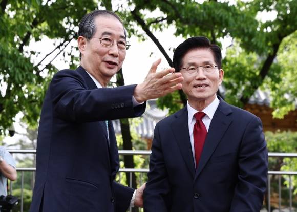 김문수(오른쪽) 국민의힘 대선 후보와 무소속 한덕수 대선 예비후보가 8일 서울 국회 사랑재에 위치한 커피숍에서 후보 단일화 관련 회동을 하고 있다. 2025.5.8 뉴스1