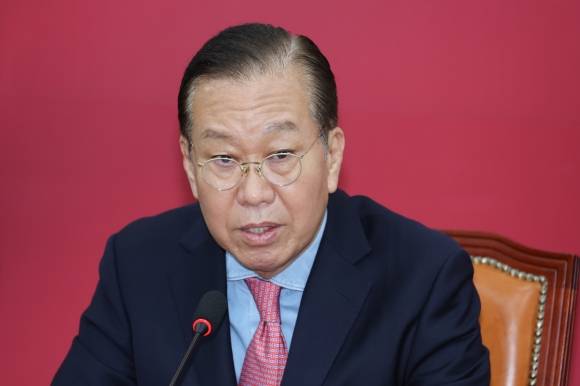 영세 국민의힘 비상대책위원장이 10일 서울 여의도 국회에서 김문수 대선 후보 자격 취소·한덕수 전 총리 입당 및 대선후보 등록 과정에 대해 기자회견을 하고 있다. 2025.5.10 뉴스1