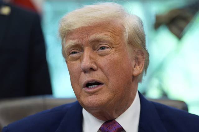 도널드 트럼프 미국 대통령이 9일(현지 시간) 워싱턴DC 백악관에서 기자들과 대화하고 있다.AP연합뉴스