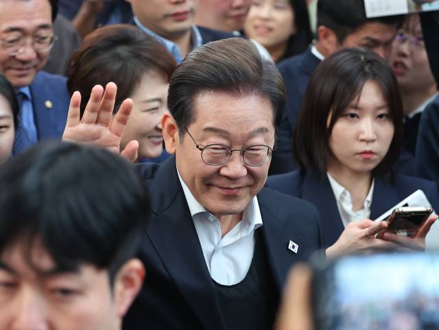 영남 신라벨트 골목골목 경청투어에 나선 더불어민주당 이재명 대선 후보가 10일 경남 의령군 의령전통시장에서 지지자들에게 인사하고 있다. 연합뉴스