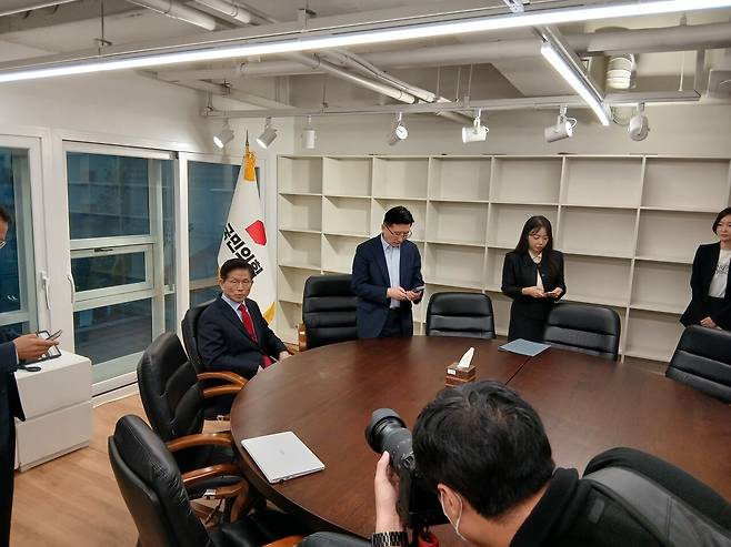 국민의힘 중앙당사 대통령 후보실 회의 테이블에 자리를 잡은 김문수 후보 ⓒ시사IN 김수혁