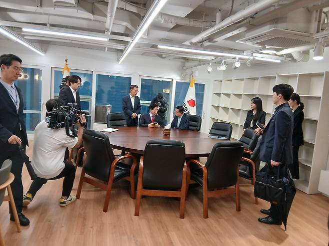 보좌관과 대화를 나누고 있는 김문수 후보. ⓒ시사IN 김수혁