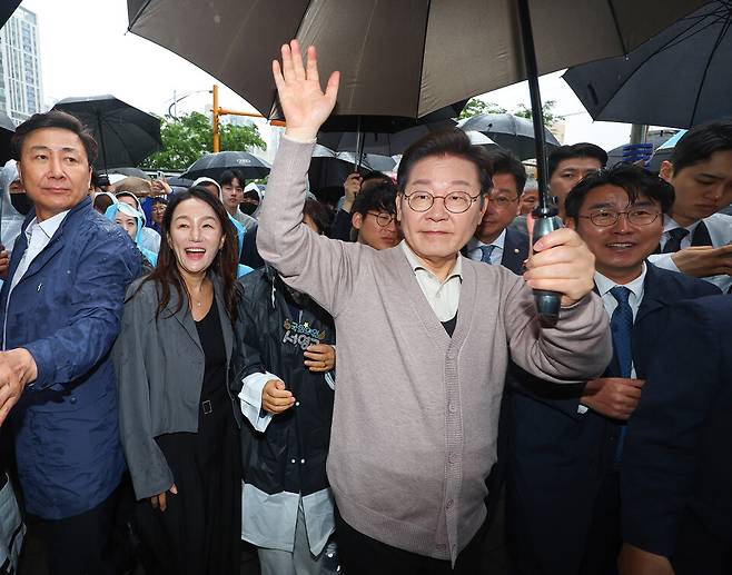 이재명&nbsp;더불어민주당&nbsp;대선 후보가 제3차 골목골목 경청투어로&nbsp;경북지역 방문에 나선 9일&nbsp;경북&nbsp;경주시 한 거리에서 주민들에게 인사하고 있다. ⓒ연합뉴스