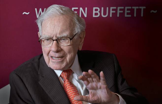 2019년 5월5일 네브래스카주 오마하에서 열린 연례 버크셔 해서웨이 주주총회에서 워런 버핏 버크셔 해서웨이 회장 겸 CEO가 발언하고 있다. ⓒAP 연합