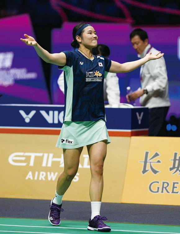 5월2일 중국에서 열린 2025 수디르만컵 8강전에서 안세영이 승리 세리머니를 하고 있다. 그 뒤로 박주봉 감독의 모습이 보인다. ⓒXinhua